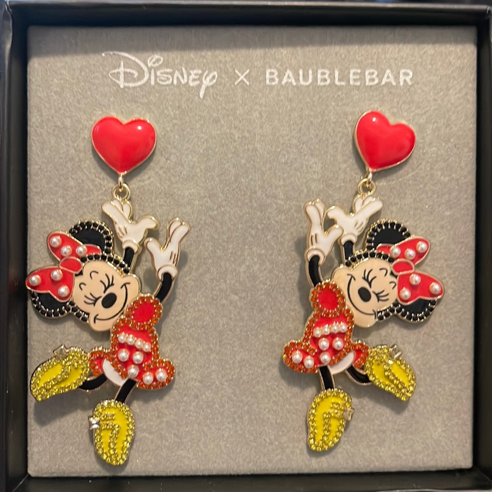 NIB BaubleBar Disney Minnie with heart motion earrings Valentine Vacation